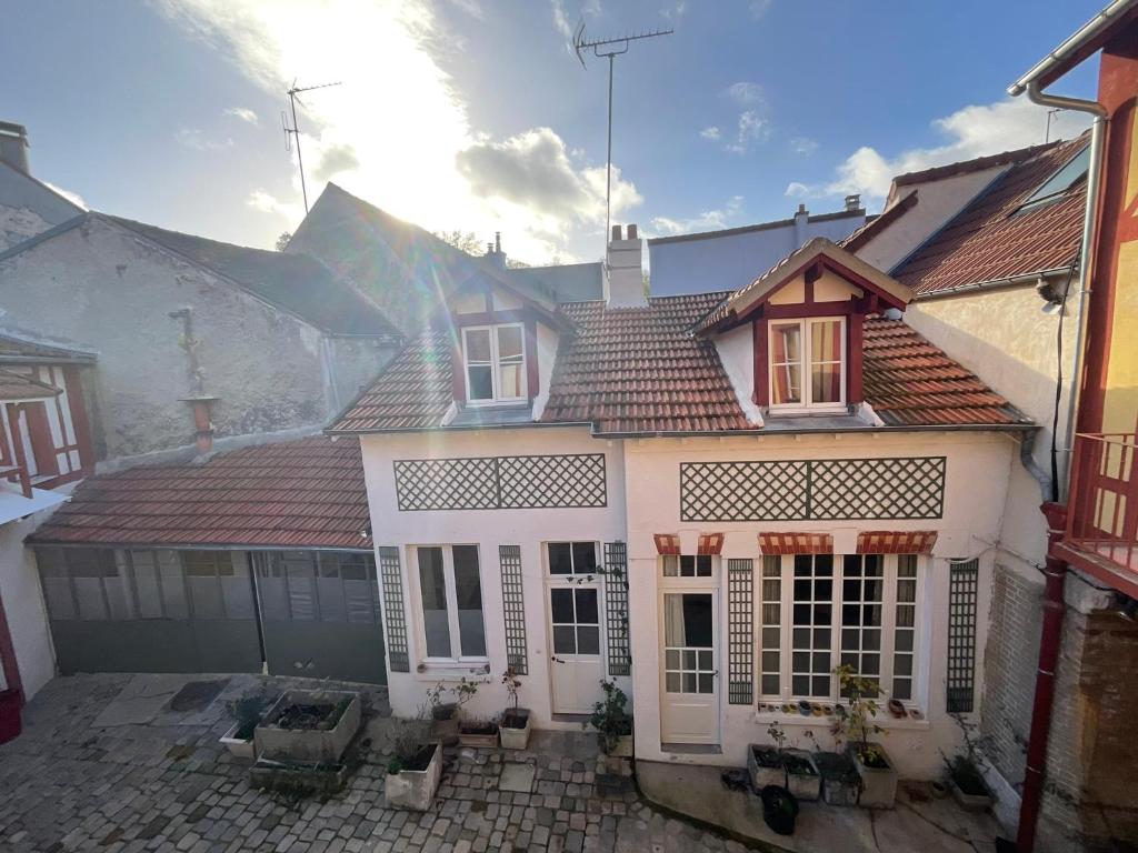una casa que está siendo remodelada en Jolie maison 6 couchages proche Versailles en La Celle-Saint-Cloud