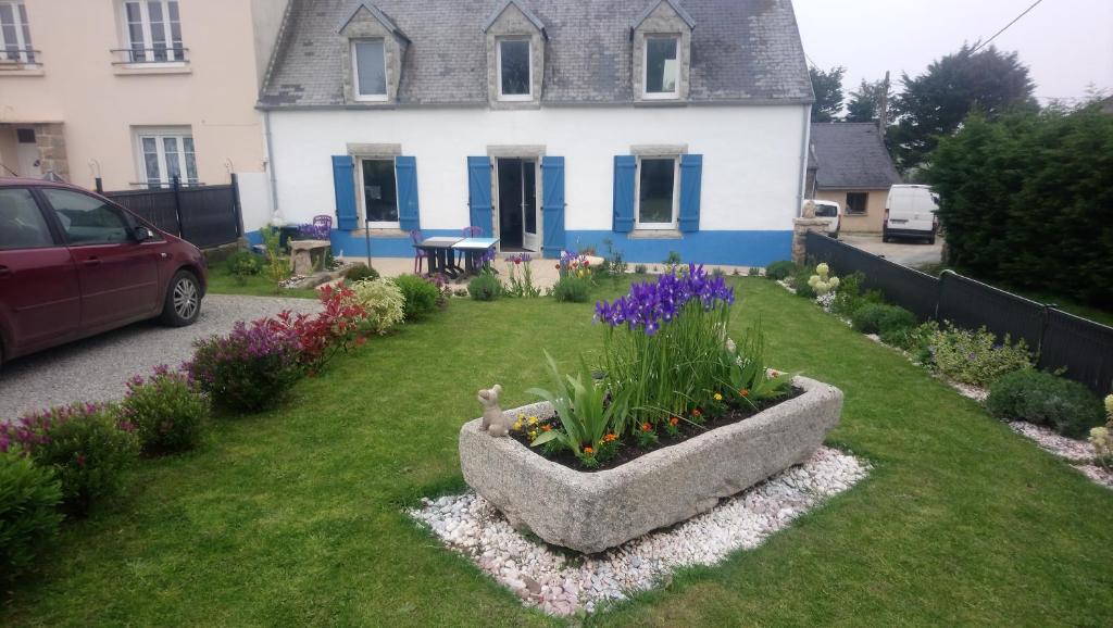 une maison avec un jardin avec des fleurs dans la cour dans l'établissement Ty-garde, à Peumérit