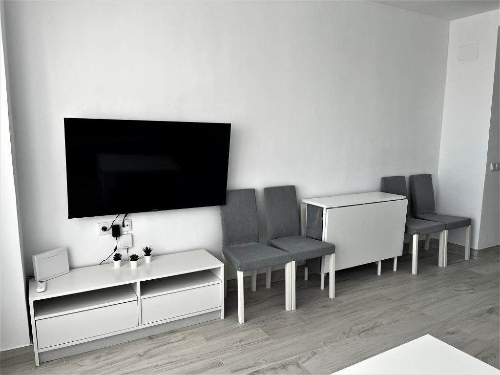 Televízia a/alebo spoločenská miestnosť v ubytovaní VER853 - Estudio con terraza vistas al mar, Piscina, Playa, Centro