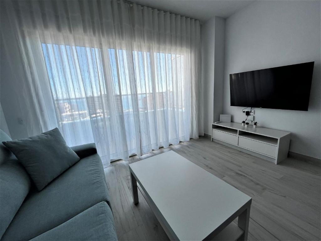 Televízia a/alebo spoločenská miestnosť v ubytovaní VER853 - Estudio con terraza vistas al mar, Piscina, Playa, Centro