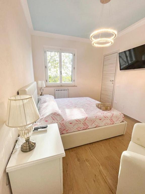 een slaapkamer met een bed en een tafel met een lamp bij Le Grotte delle Meraviglie in Lustignano