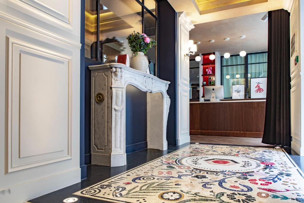 a lobby with a rug on the floor at Maison Mère in Paris