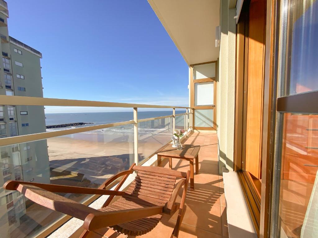 Un balcón con sillas y vistas al océano. en Ofir Beach Flat en Esposende