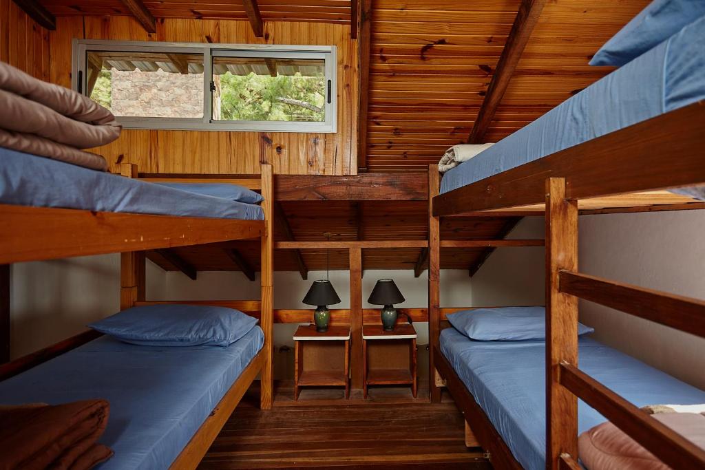 Habitación con 2 literas en una cabaña en Elén, en Punta del Diablo