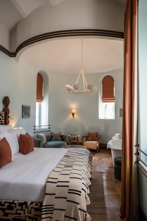 Postel nebo postele na pokoji v ubytování Soho House Tel Aviv