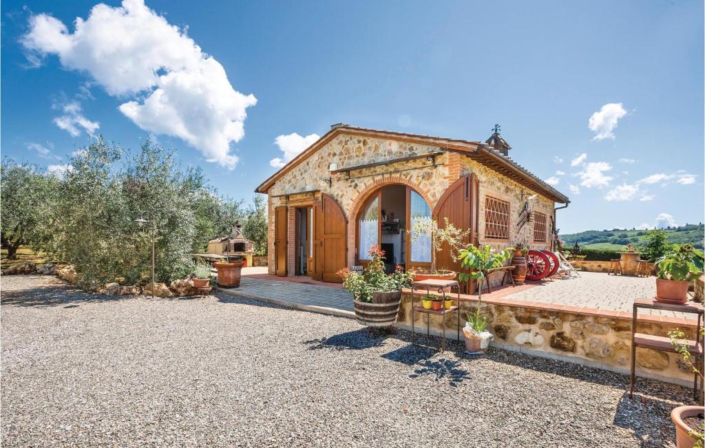 uma casa com um pátio com um pátio em Poggio Agli Ulivi em Megognano