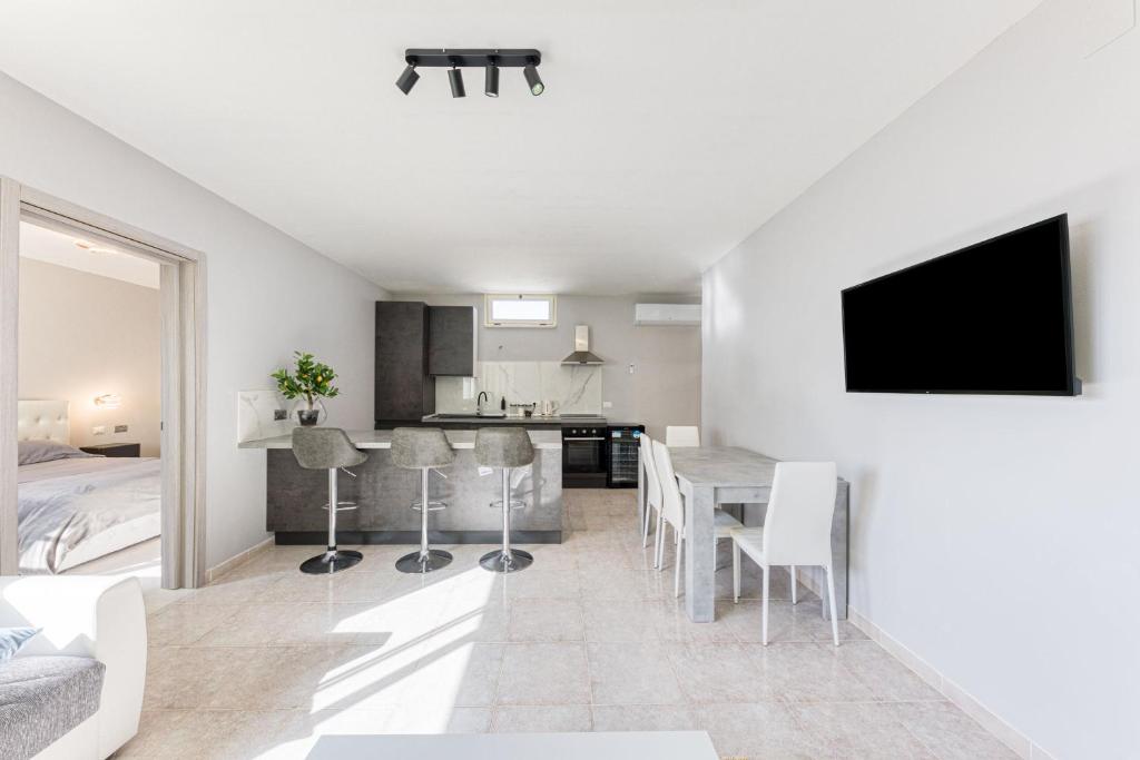 A kitchen or kitchenette at Appartamento lussuoso climatizzato a 200 m dal mare