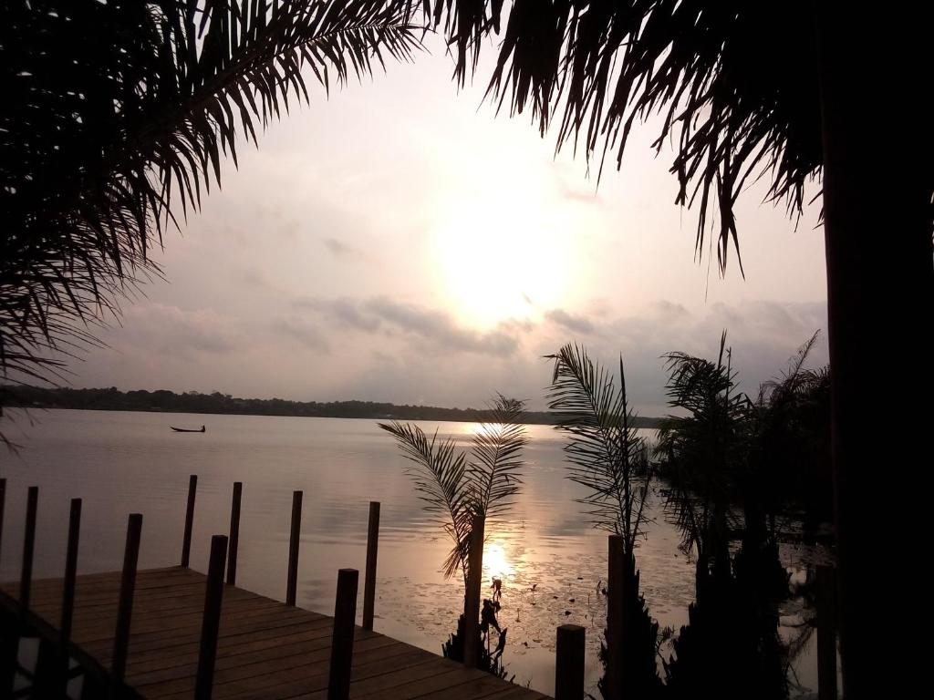 にあるGlamping Lakeview Ouidahの水上ボートで湖の景色を望めます。
