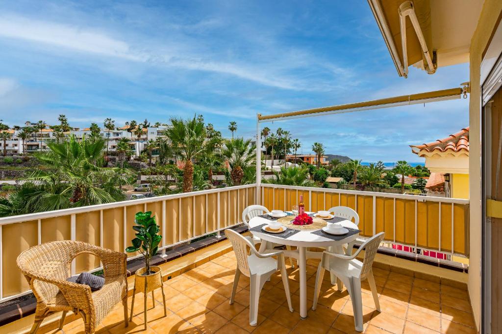 a patio with a table and chairs on a balcony at La Finca de Chayofa in Chayofa