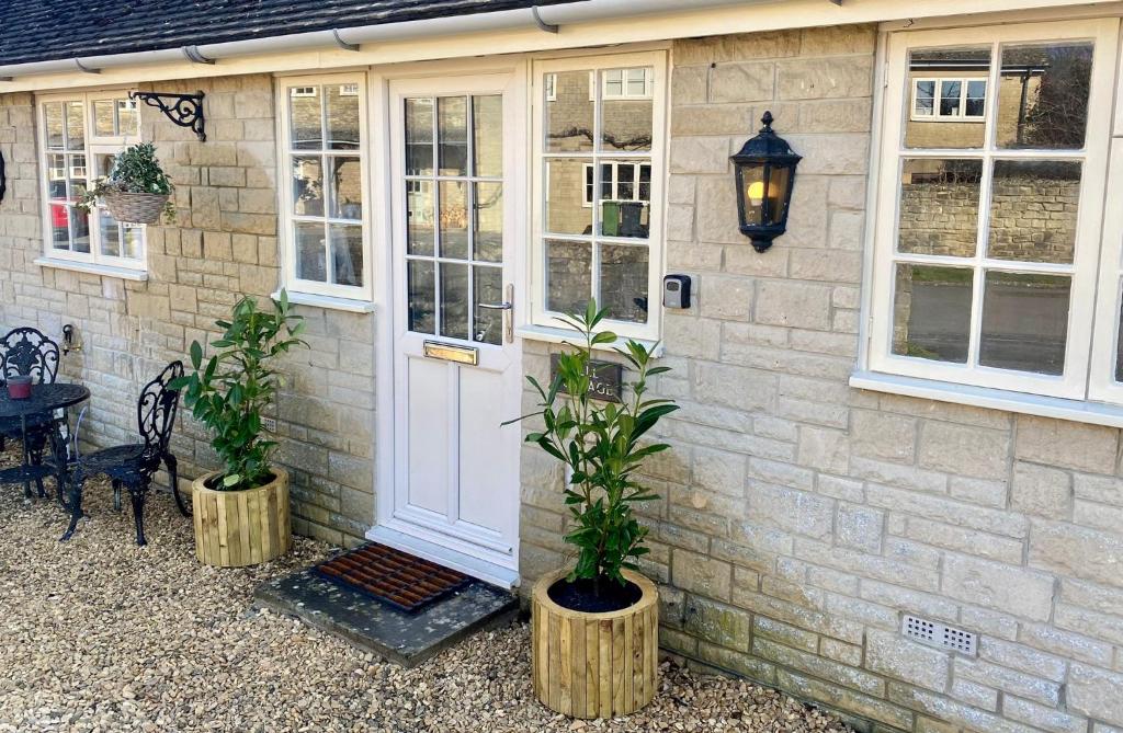 Well Cottage A Cotswold cottage at the heart of the village of