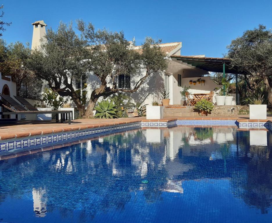 una piscina frente a una casa en Finca Roca Vista, en Alhaurín el Grande