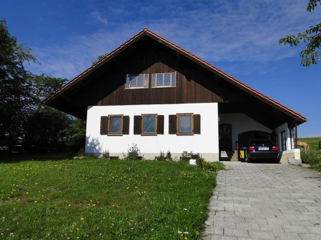 ein weißes Haus mit braunem Dach in der Unterkunft Ferienhaus Rhönspaß in Mosbach