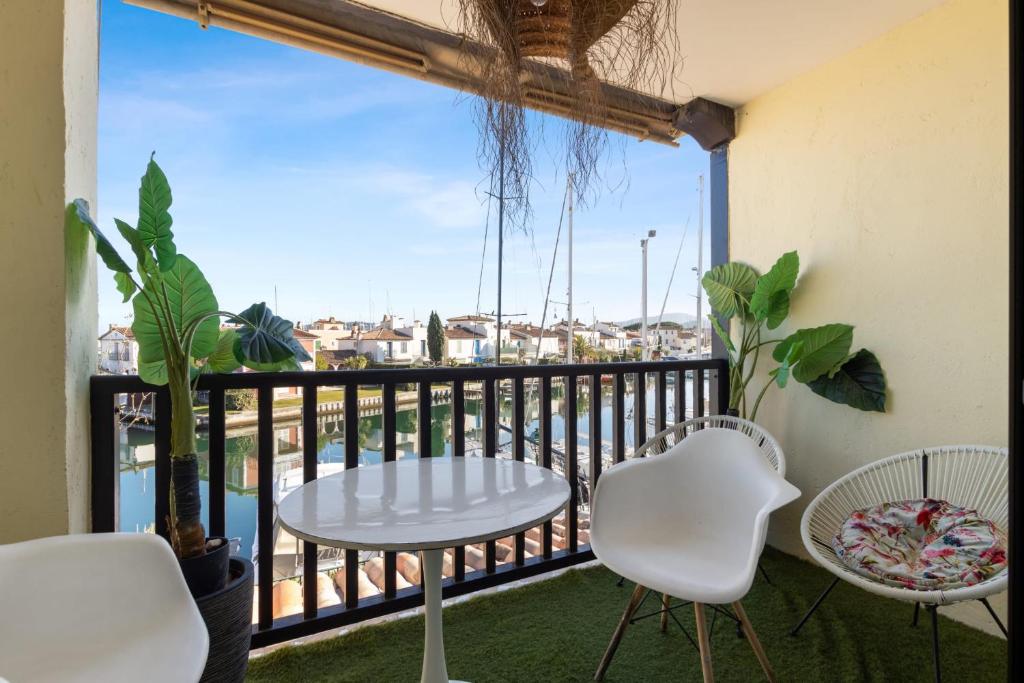 un balcon avec une table et des chaises et une vue dans l'établissement Studio Amar - Welkeys, à Grimaud
