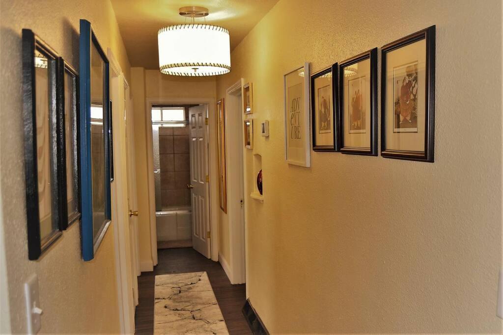 einen Flur mit Gemälden und Bildern an den Wänden in der Unterkunft The Gateway in Grand Forks