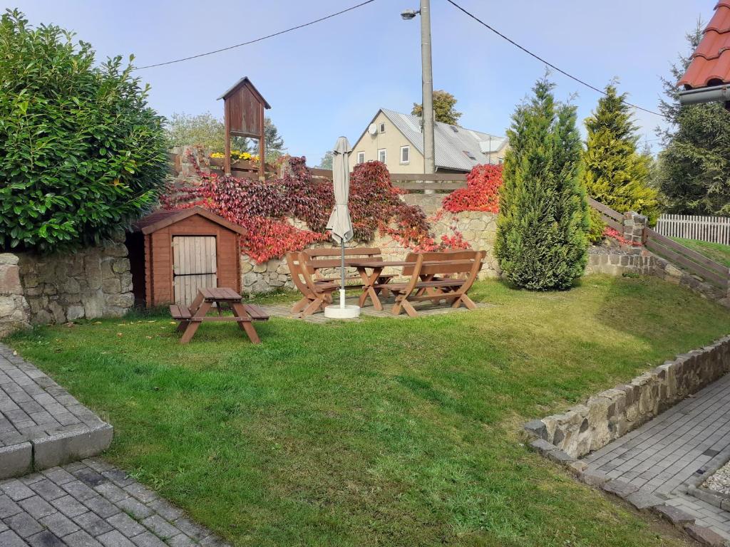 a picnic table and an umbrella in a yard at Tisá 488 in Tisá