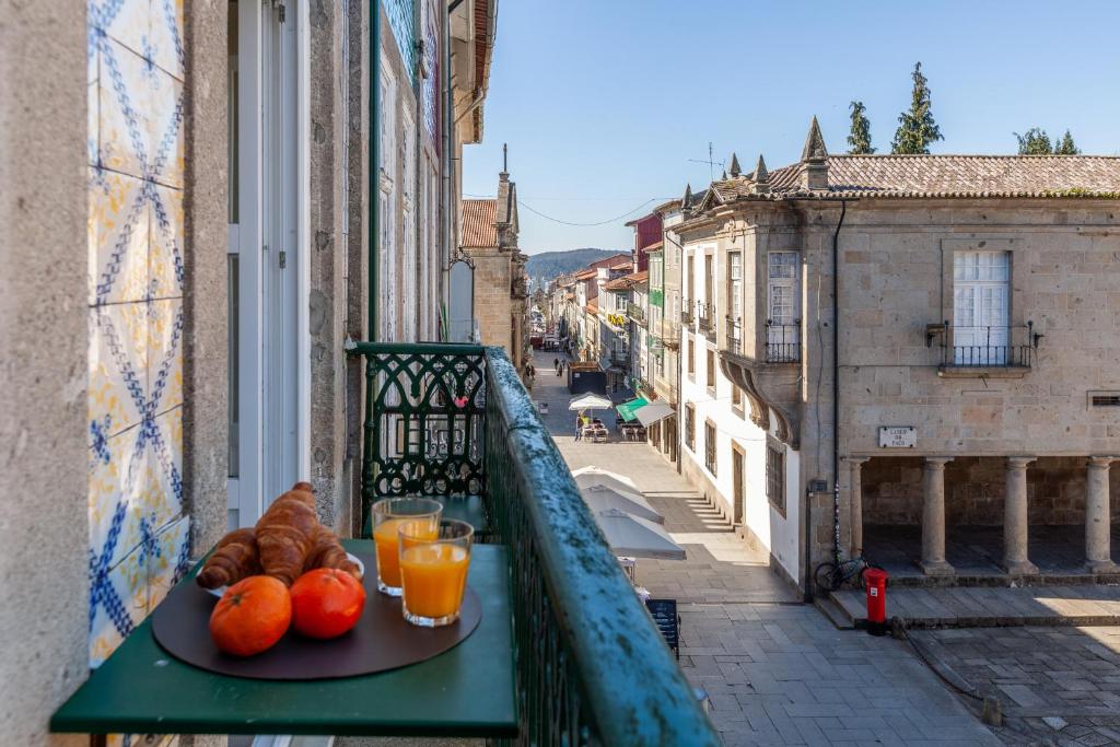 einen Obstteller und Orangen auf dem Balkon in der Unterkunft Feel at Home - Largo do Paço in Braga