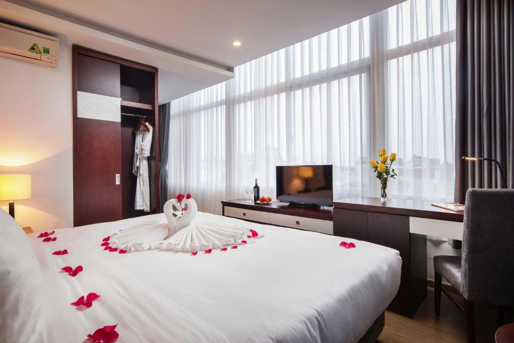Postel nebo postele na pokoji v ubytování Skyline Hanoi Hotel