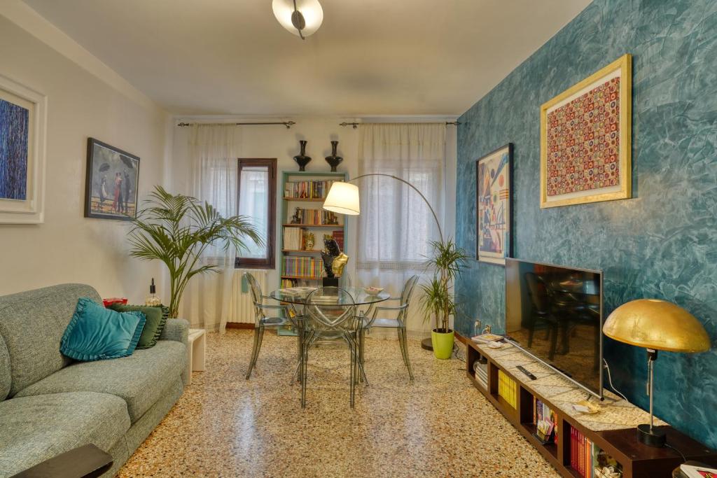 威尼斯的住宿－Biennale Venice Charme Apartment，客厅配有沙发和桌子