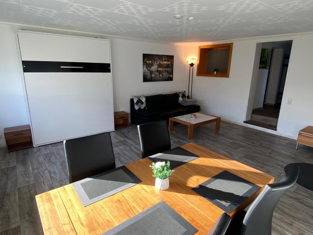 ein Wohnzimmer mit einem Tisch und einem Sofa in der Unterkunft Entspannung im Grünen in Horn-Bad Meinberg