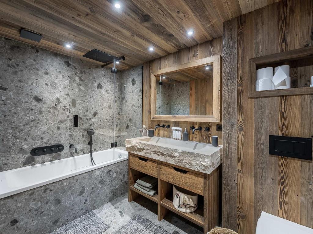 Kúpeľňa v ubytovaní Chalet neuf à Saint Martin de Belleville, 200m des pistes, spa privé, 10 personnes - FR-1-570-31