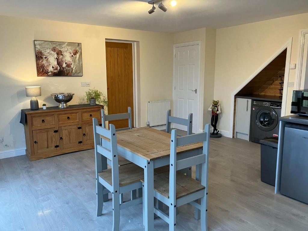 Honeyberry Cottage -PART OF ALTON COTTAGES, Alton – Updated 2024 Prices
