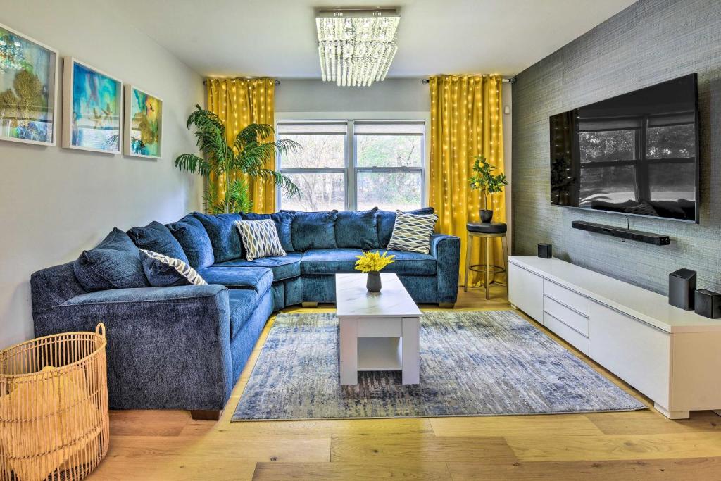 uma sala de estar com um sofá azul e uma mesa em Emerald Coast Vacation Rental 1 Mi to Beach em Shalimar