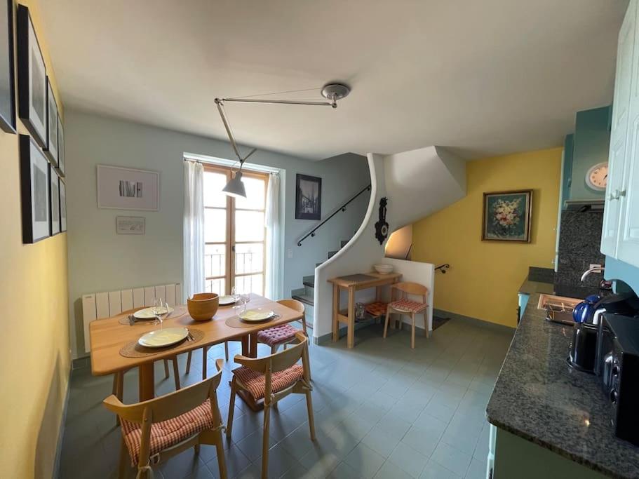 - une cuisine et une salle à manger avec une table et des chaises dans l'établissement Maison au cœur de Sablet & terrasse panoramique, à Sablet