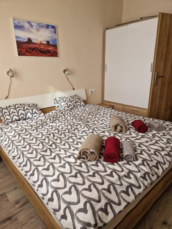 Veludo Apartments في بانسكا بيستريتسا: سرير كبير مع حيوانات محشوة ملقاة عليه