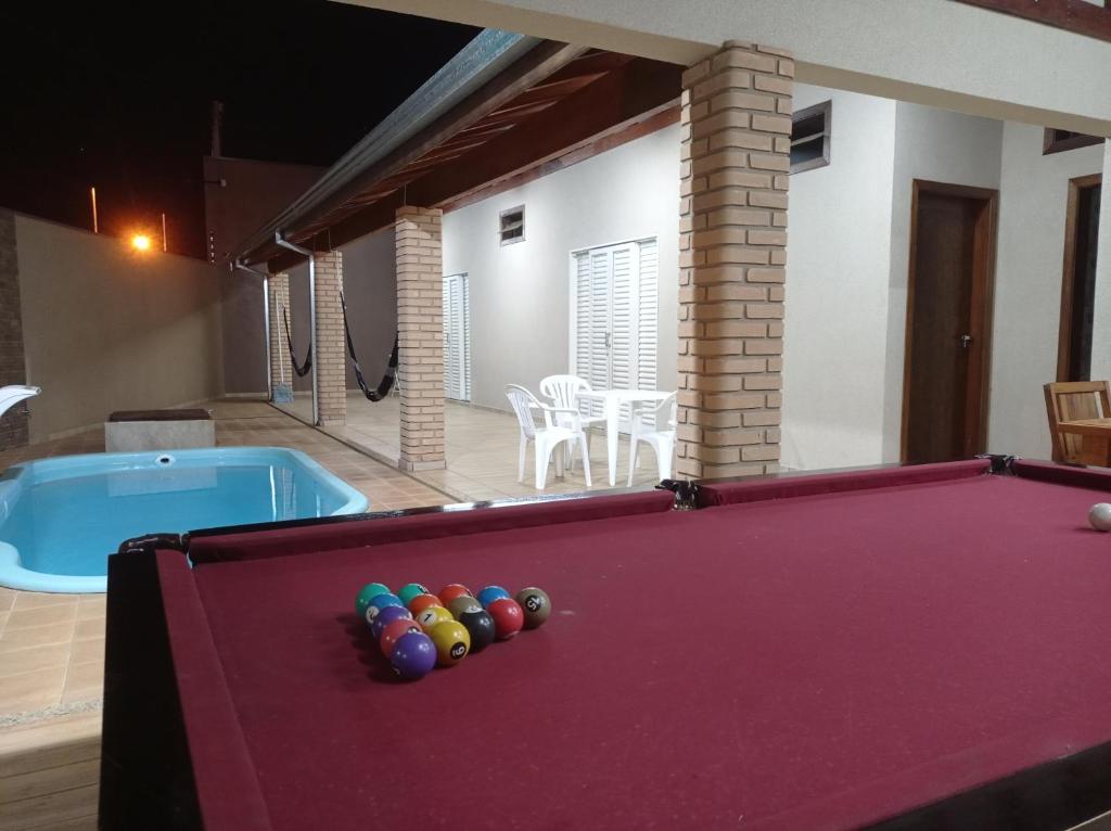 un tavolo da biliardo in un cortile con piscina di Casa Temporada Belo Por do Sol a Olímpia