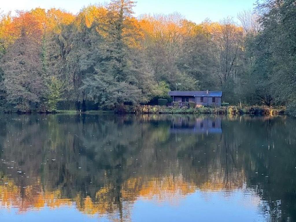 una casa sentada en el borde de un lago en Chalet Dehault, 3 pièces, 4 personnes - FR-1-410-383, 