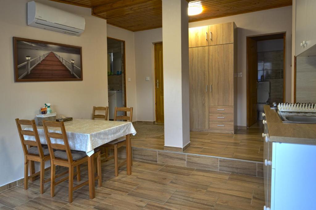 a kitchen and dining room with a table and chairs at Demetrovics Udvarház in Eger