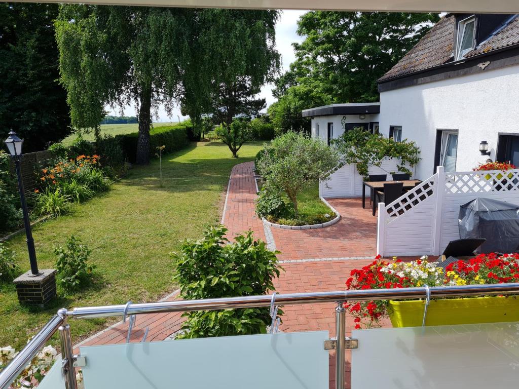 - une vue sur le jardin depuis le balcon d'une maison dans l'établissement Ferienhaus am Fuchsberg, à Dahme