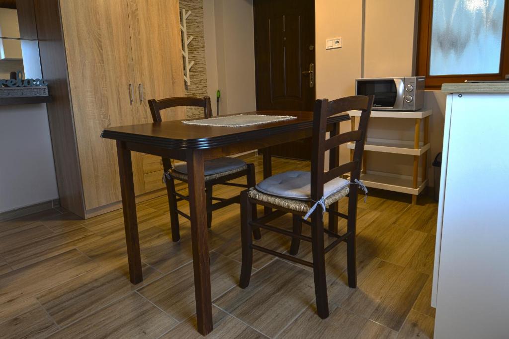 a wooden table and chairs in a kitchen at Demetrovics Udvarház in Eger