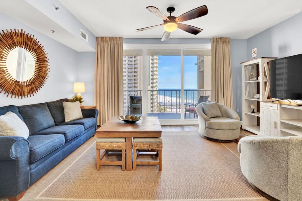 A seating area at Shores of Panama 804