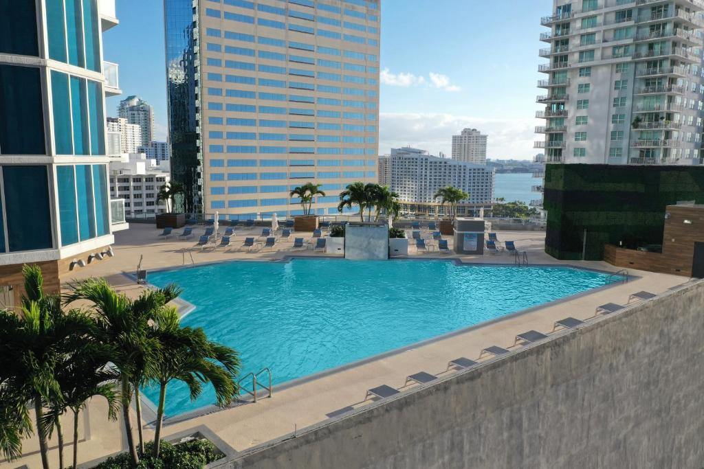 Bazén v ubytování Hyatt Centric Brickell Miami nebo v jeho okolí