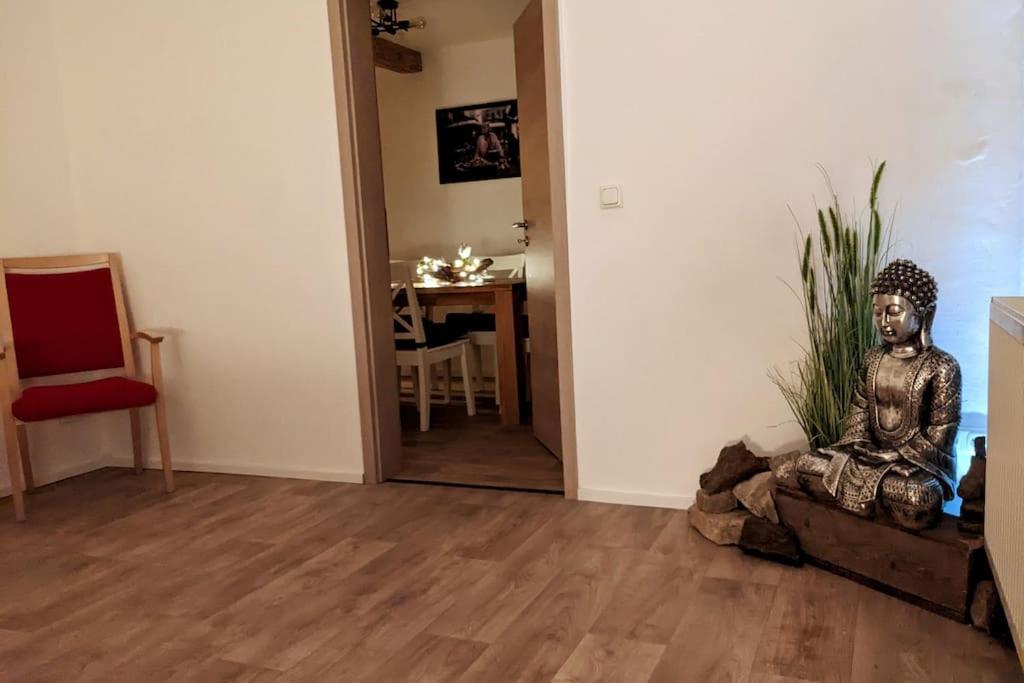 Posezení v ubytování FeWo im Lehm-Fachwerkhaus Erfurt mit 3 einzelnen Schlafzimmern je mit TV