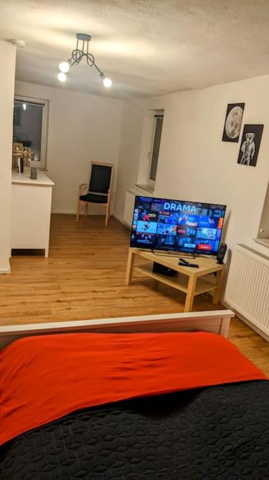 TV a/nebo společenská místnost v ubytování FeWo im Lehm-Fachwerkhaus Erfurt mit 3 einzelnen Schlafzimmern je mit TV