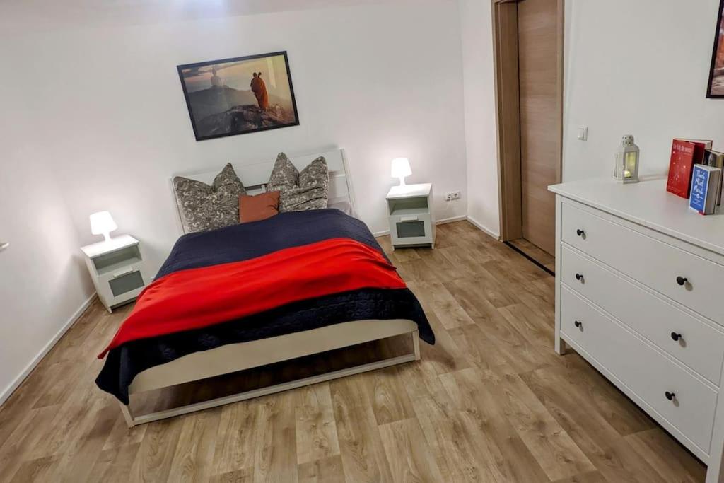 Postel nebo postele na pokoji v ubytování FeWo im Lehm-Fachwerkhaus Erfurt mit 3 einzelnen Schlafzimmern je mit TV
