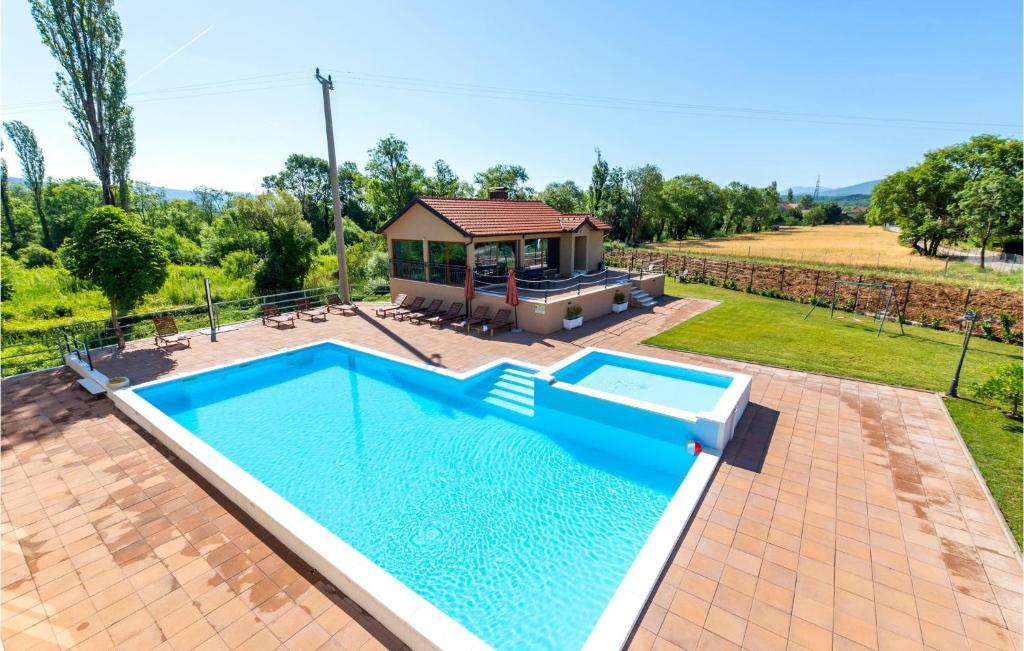 uma vista superior de uma piscina com um gazebo em Nice Home In Donji Prolozac With Wifi em Donji Proložac