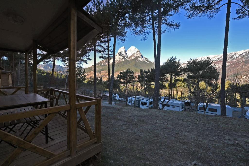a cabin with a view of a mountain at Bungalows del Camping Pedraforca in Saldés