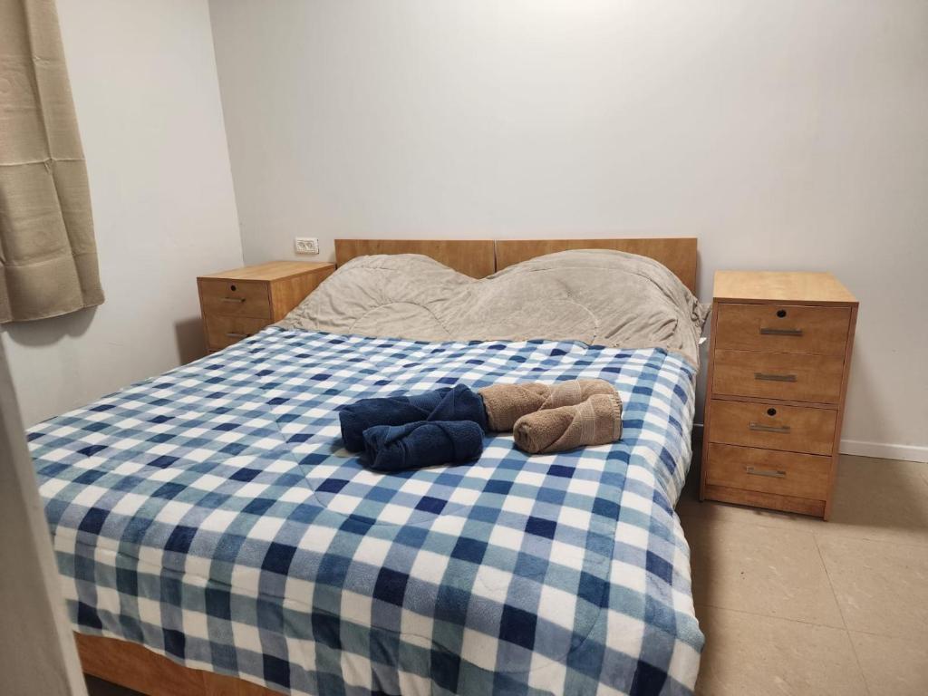 einem ausgestopften Tier auf einem blau-weißen Bett in der Unterkunft סבתא פיירוז-Grandma Fairoz in Nazareth