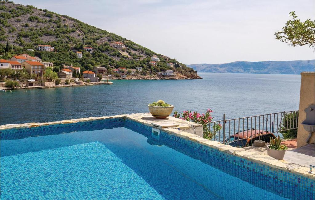 una piscina con vistas a un cuerpo de agua en Amazing Home In Klada With House Sea View, en Donja Klada