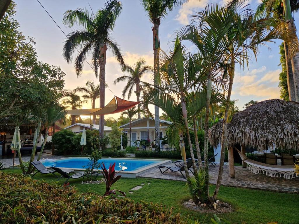 un resort con piscina e palme di Hotel Enjoy a Las Terrenas