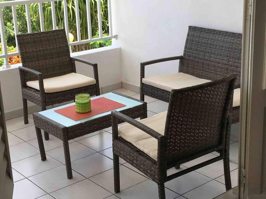 Posezení v ubytování TROIS ILETS-GRAND STUDIO-VUE MER PARADISIAQUE-PISCINE -BIEN SITUE- PRES de la Plage 3 minutes à pieds -DES Commerces et Restaurants