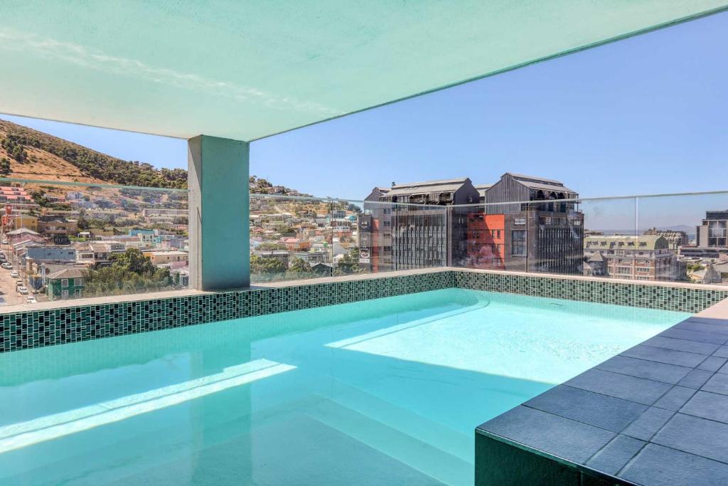 Bazén v ubytování Backup-Powered Elegant Mountain View Apartment nebo v jeho okolí