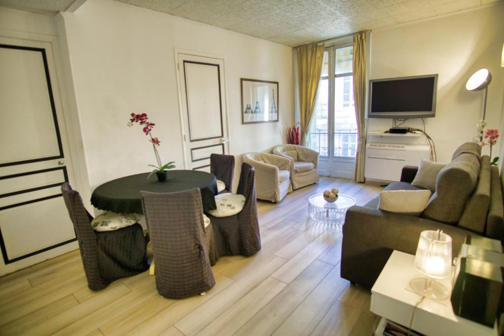 un salon avec un canapé et une table dans l'établissement Ref JOFFRE - Palmes d'Or Properties, à Cannes