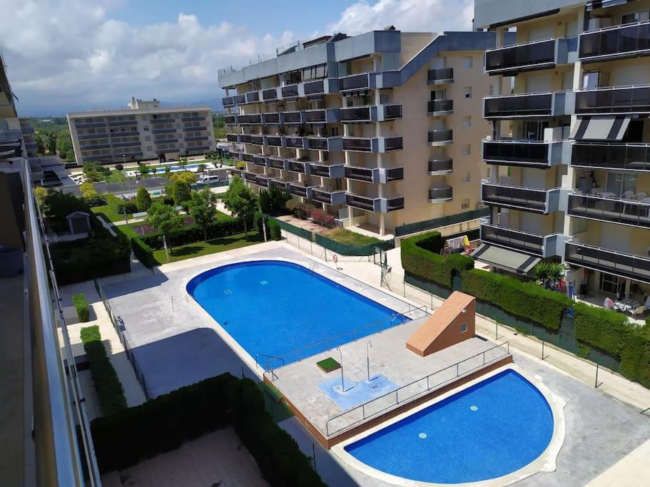 een bovenaanzicht van een zwembad voor een gebouw bij NOVA PINEDA PORT AVENTURA in La Pineda