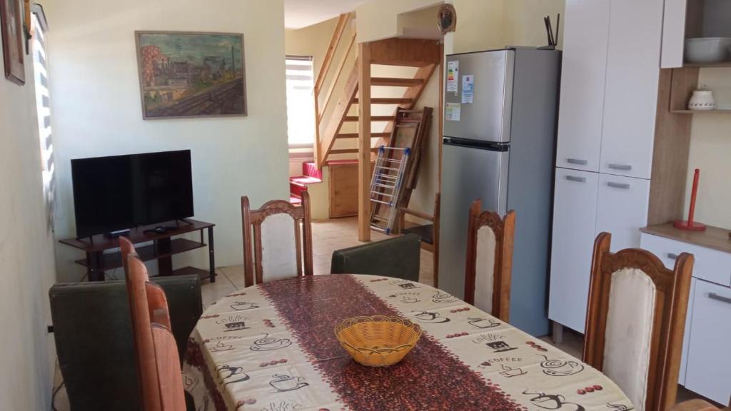 Un comedor con una mesa y un refrigerador. en Alojamiento Miguel y Lily, en El Tabo
