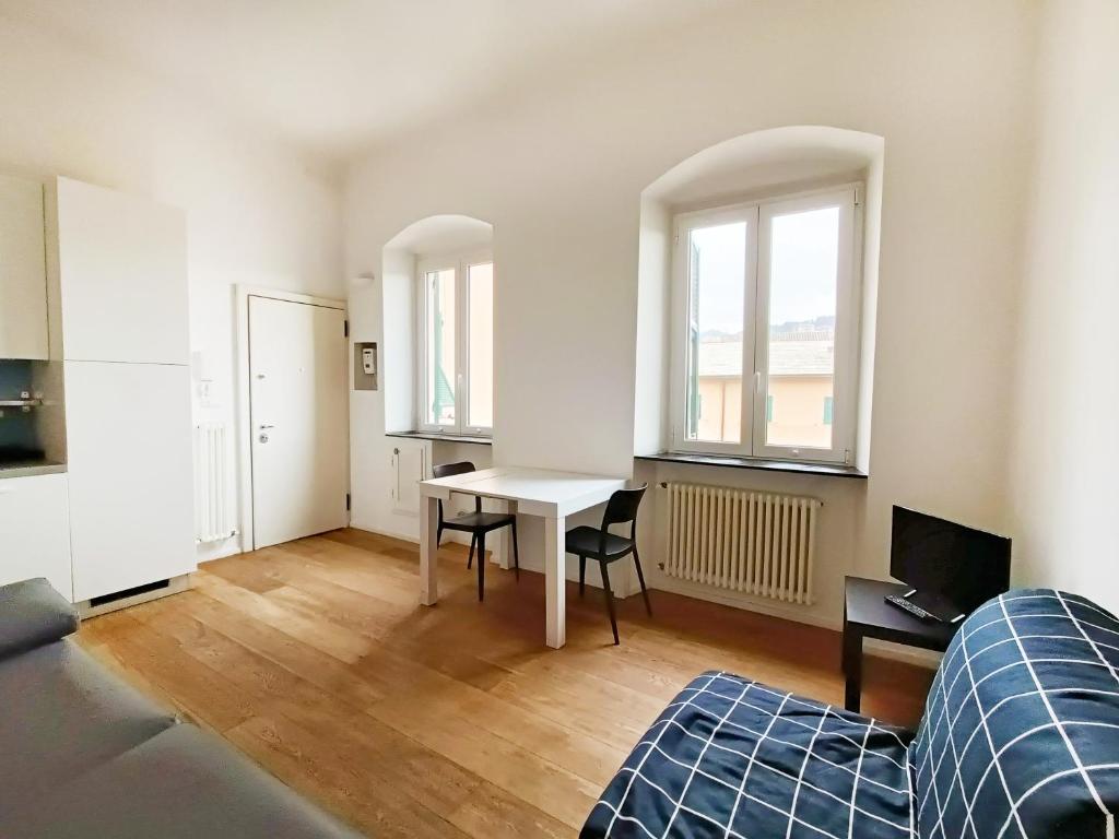 salon ze stołem i łóżkiem w obiekcie Casa di Matteo Ponterotto 34(zona brignole) w Genui
