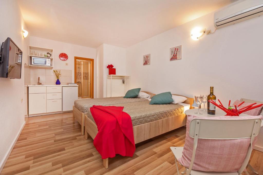 um pequeno quarto com uma cama e uma cozinha em BIS Apartment 3 em Dubrovnik